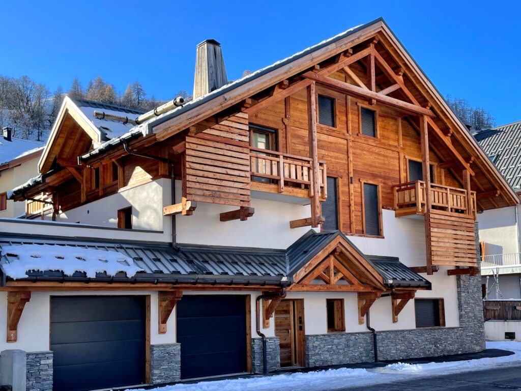Façade en bois du Chalet Sétaz au soleil d'hiver, rue du Praz à Valloire
