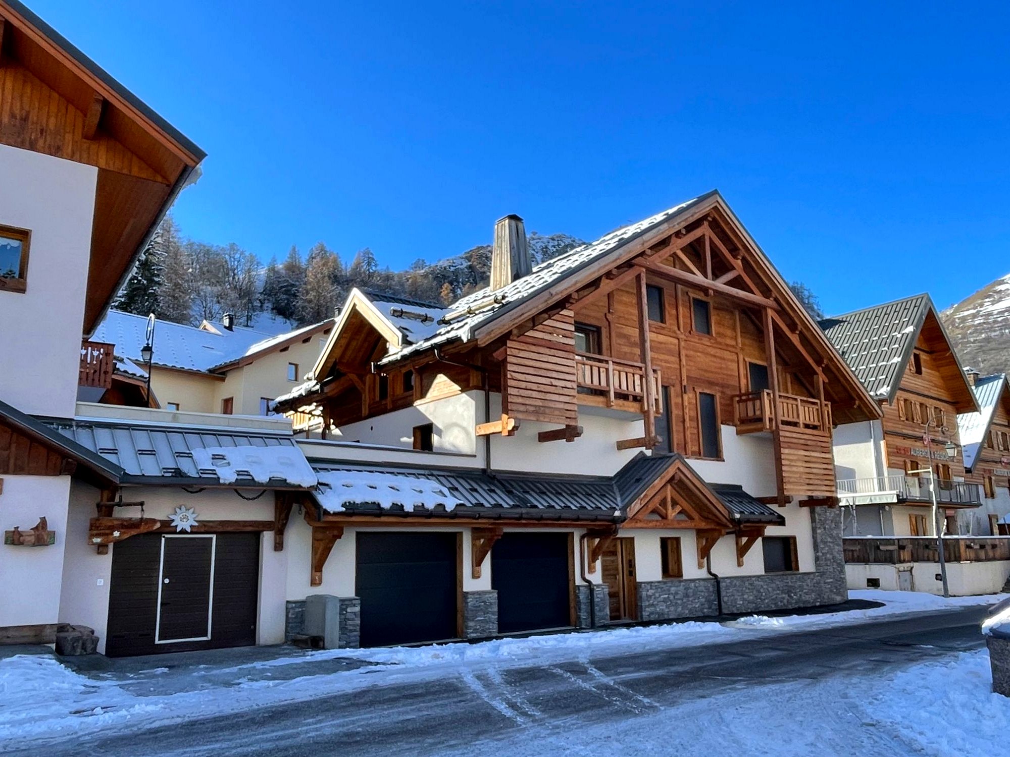 Le Chalet Sétaz dans sa rue au centre de Valloire, sous la neige