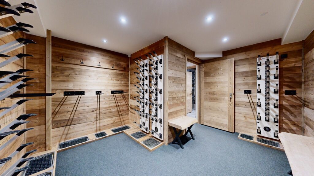 Ski-room du Chalet Sétaz avec racks, chauffe-chaussures et chauffe-gants