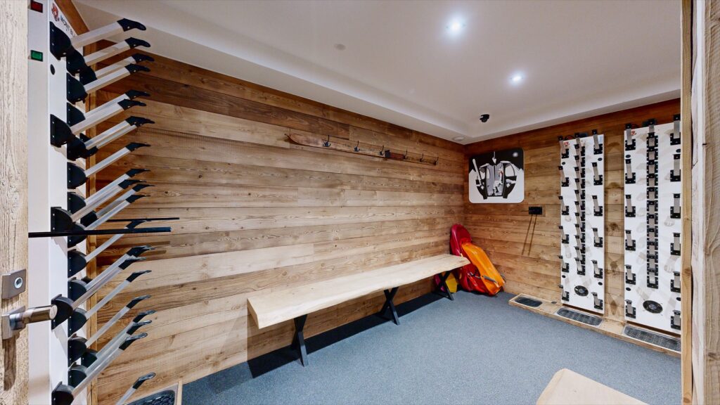Le ski-room du chalet avec chauffe-chaussures