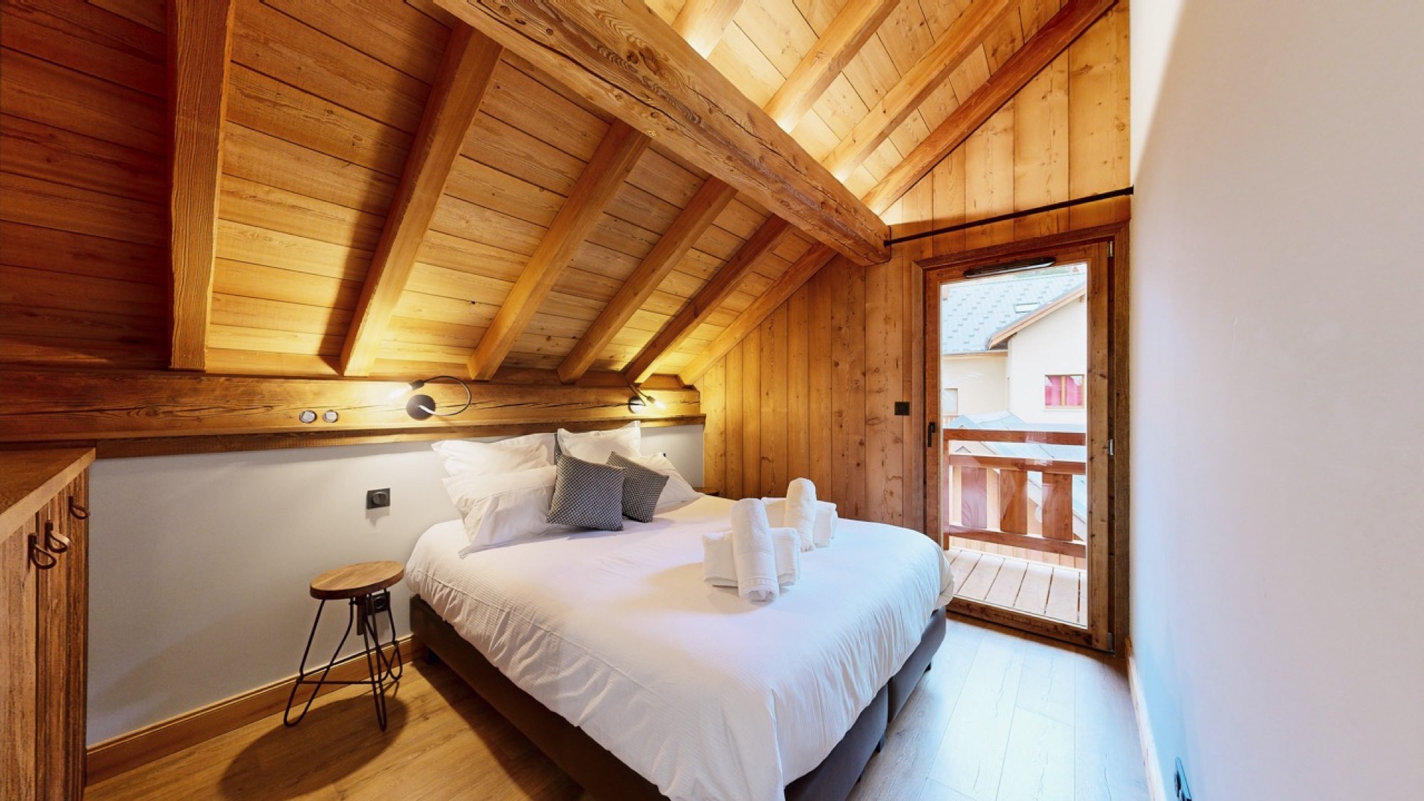 Chambre sous la charpente de l’appartement Everest