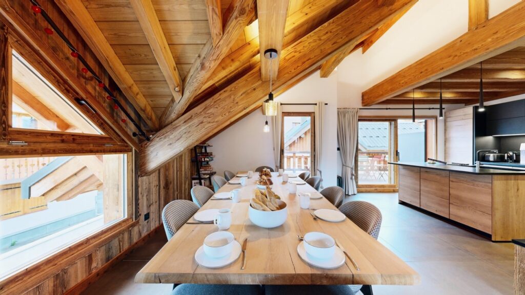 La grande table de l’appartement Everest sous la charpente