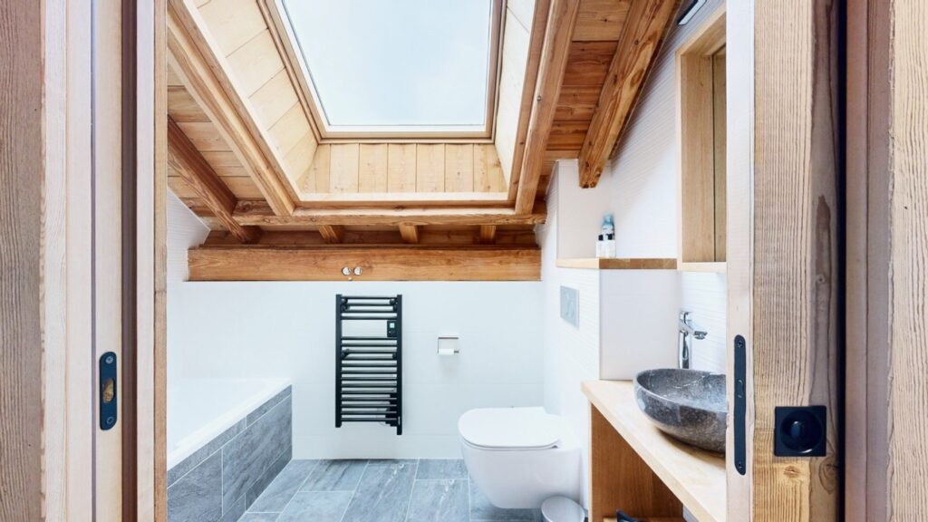 Salle de bain sous la charpente, appartement Everest