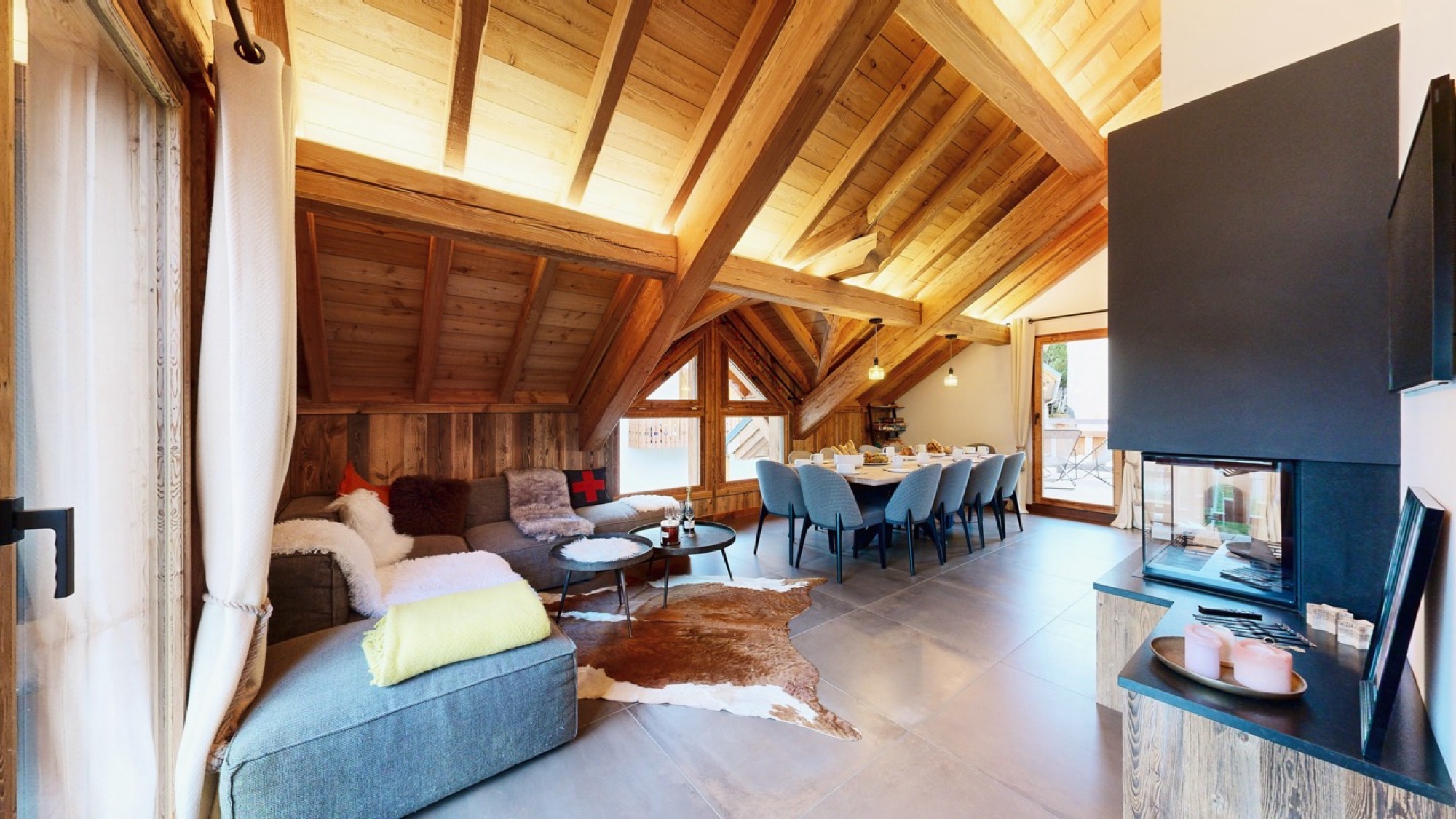 Le séjour de l’appartement Everest avec sa cheminée et son salon