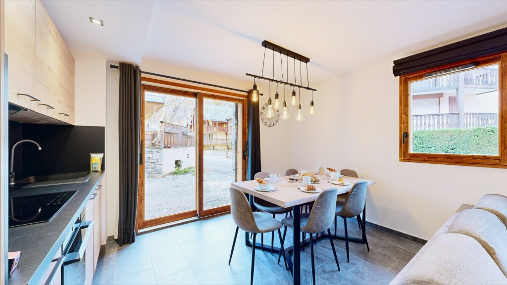 Salle à manger ouverte sur l’extérieur, appartement Mont-Blanc