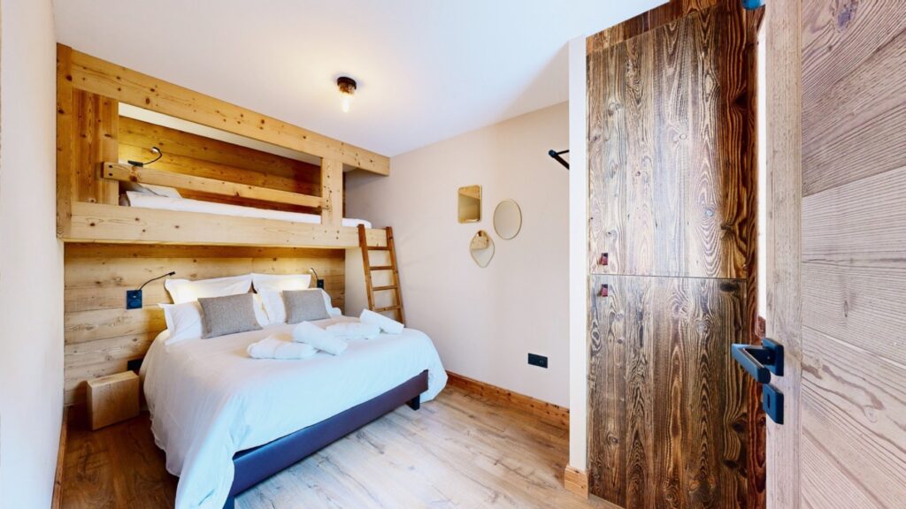 Chambre 2 avec lit double et lit en hauteur, appartement Mont-Blanc
