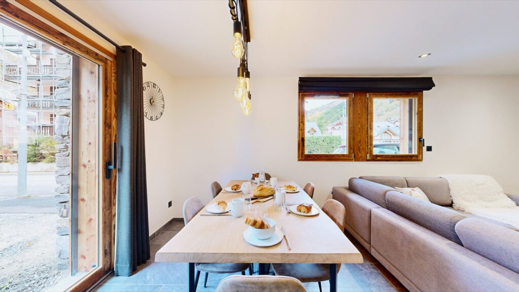 Salle à manger et canapé, appartement Mont-Blanc
