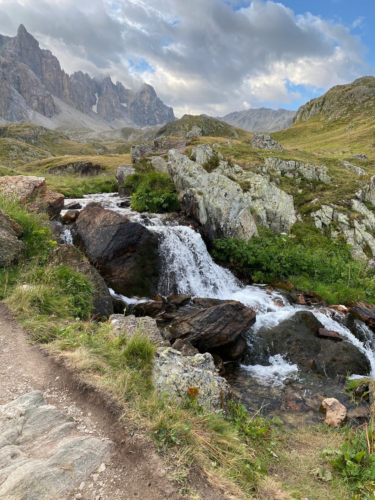 Sentier de randonnée le long d'un torrent de montagne