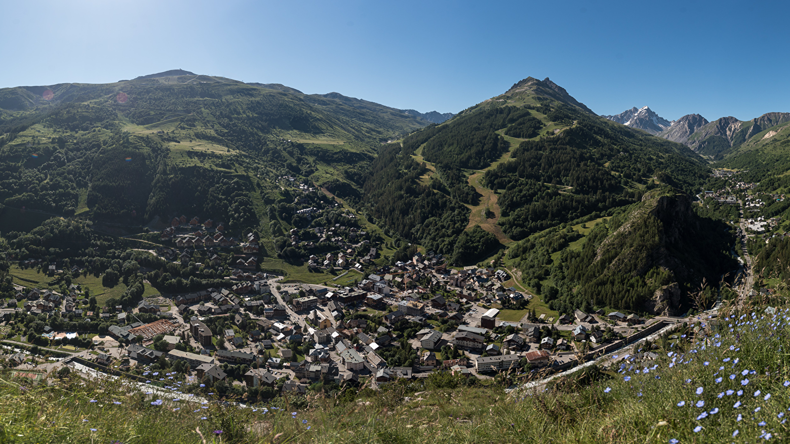 Panorama sur le village de Valloire et ses montagnes en été