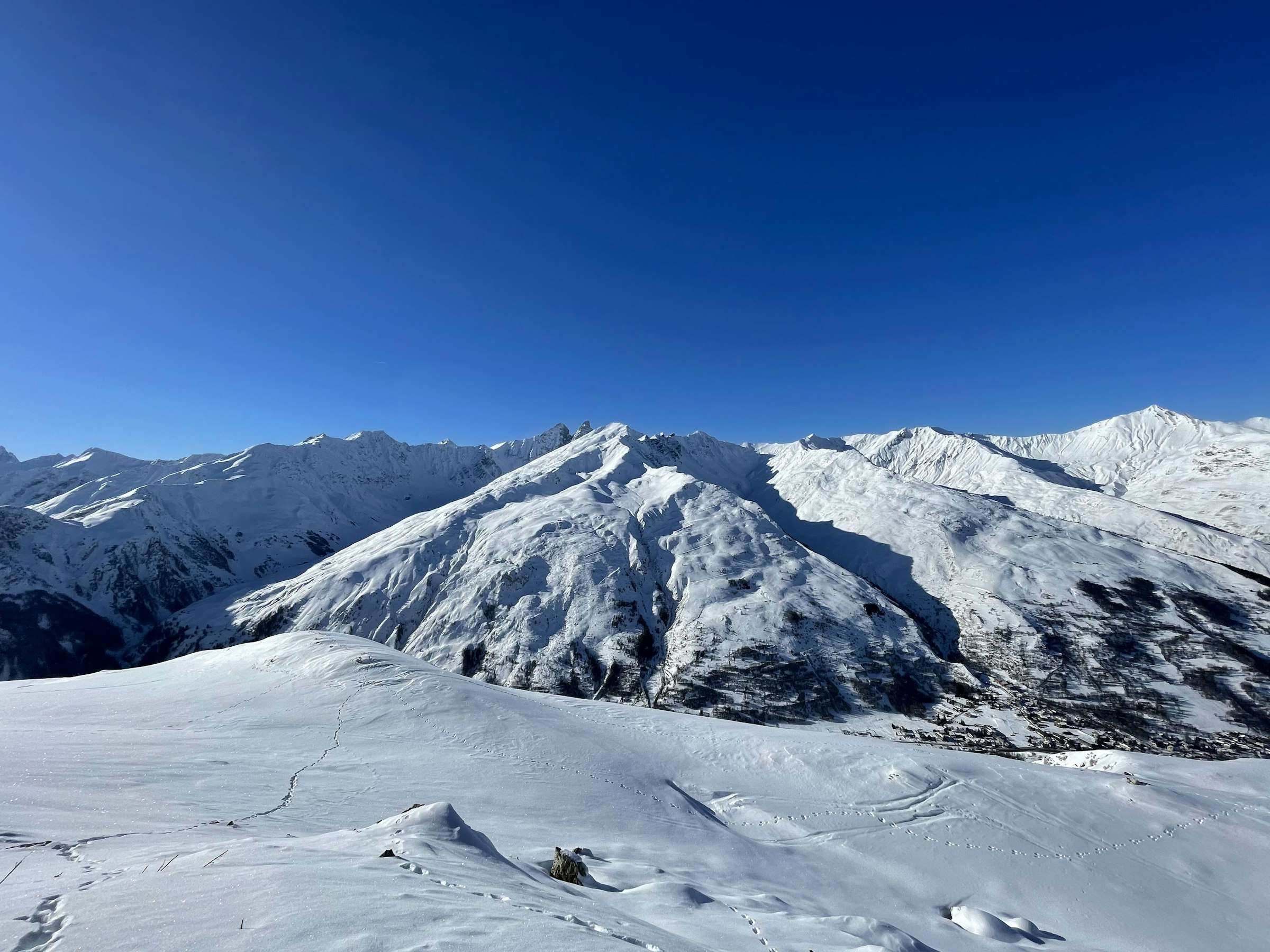 Panorama de montagnes enneigées sous un ciel bleu