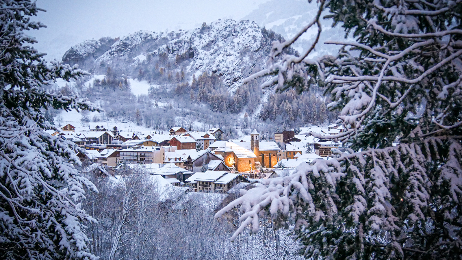 Le village de Valloire et son église baroque sous la neige