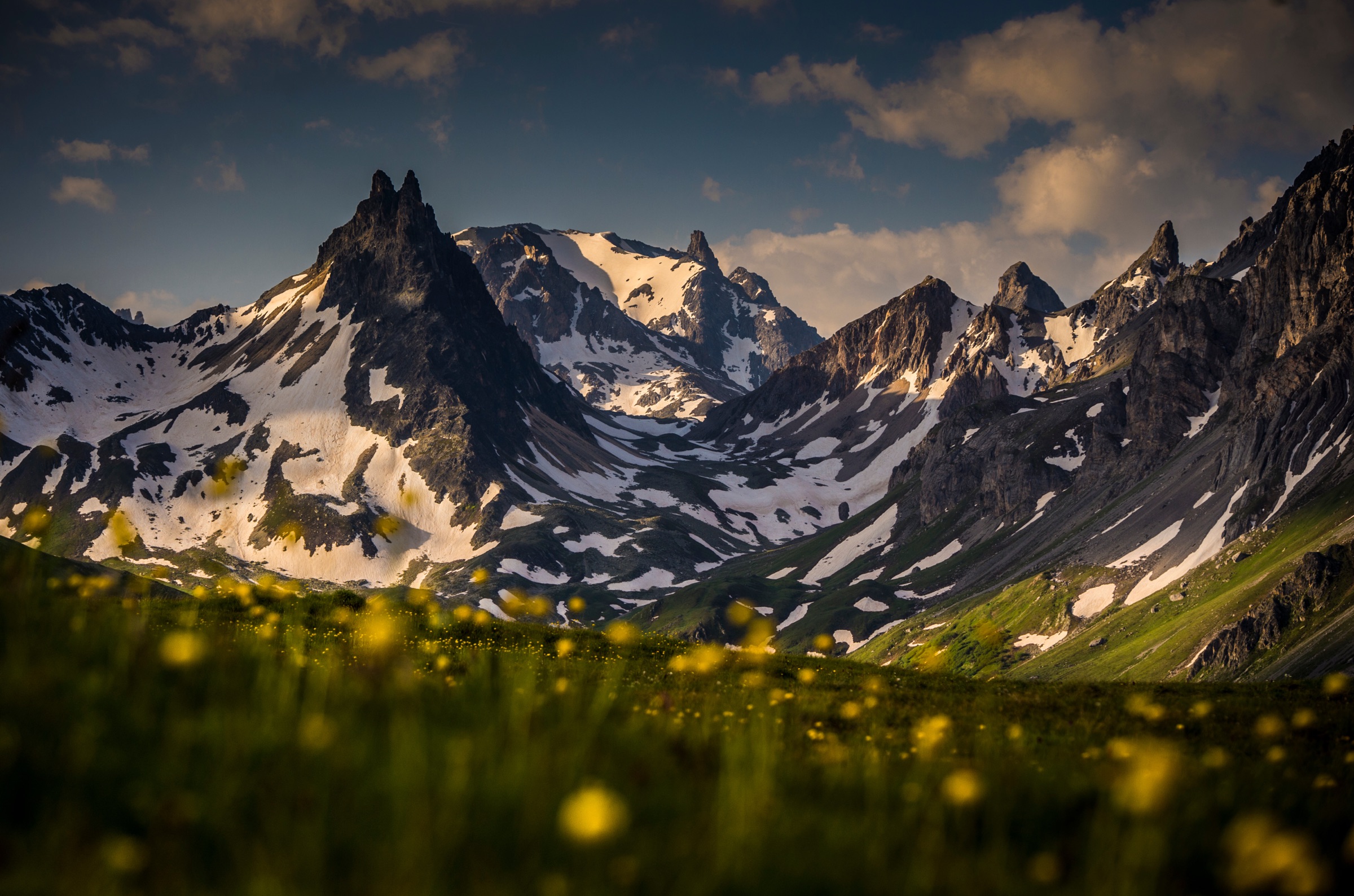 Lever du jour sur les sommets des Alpes à Valloire