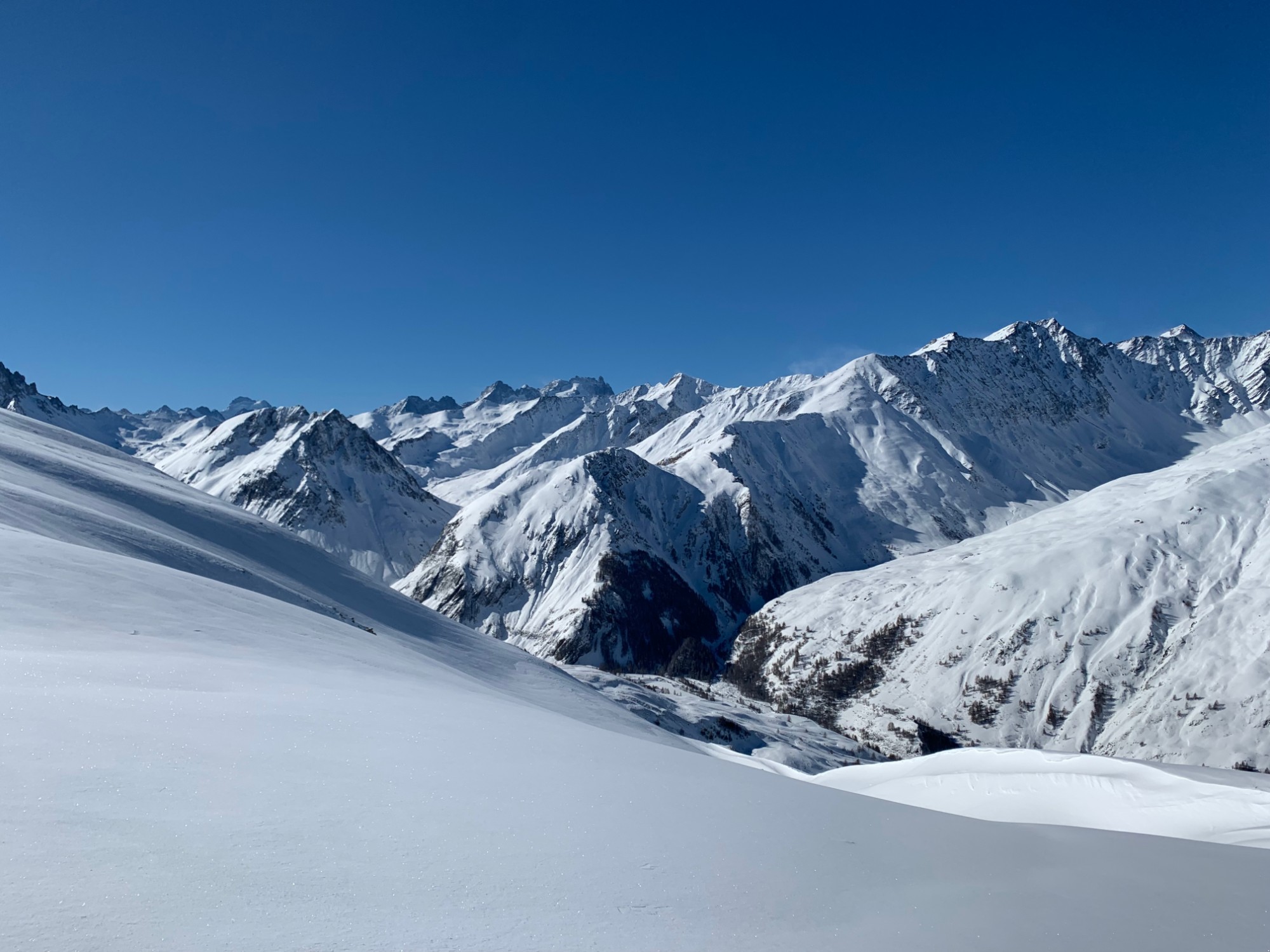 Panorama des sommets enneigés autour de Valloire sous un ciel bleu
