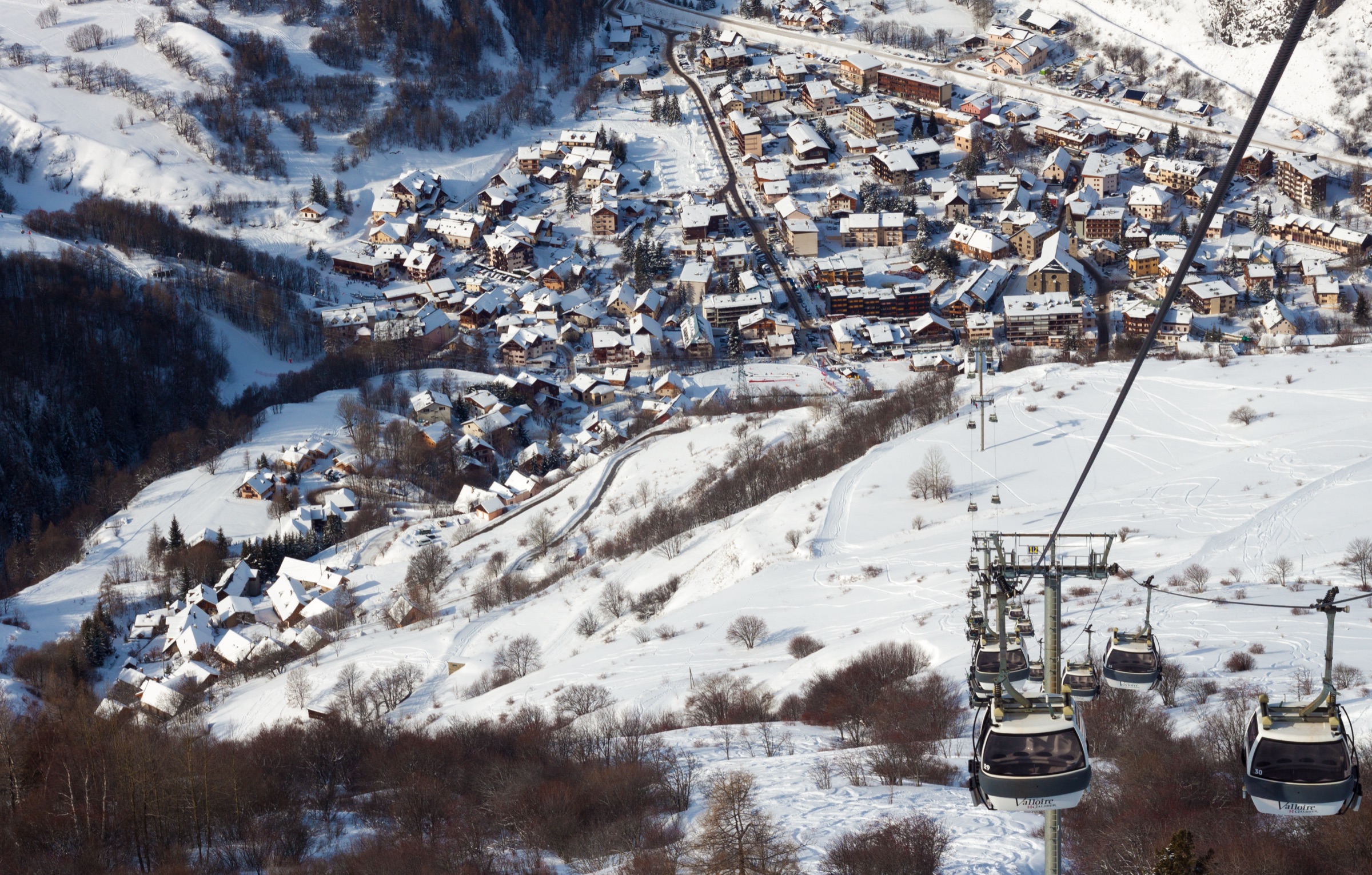 Le village de Valloire enneigé vu depuis la télécabine