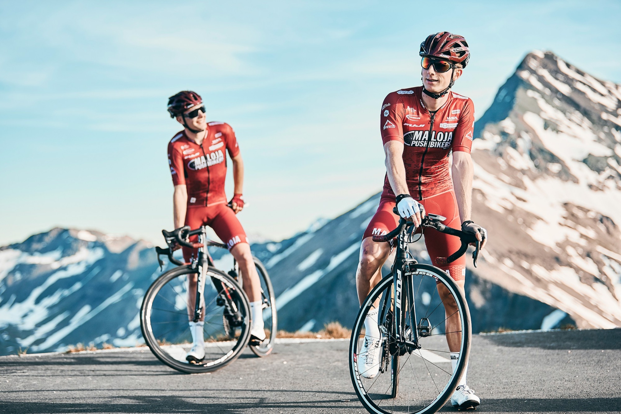 Cyclistes sur une route de col dans les Alpes